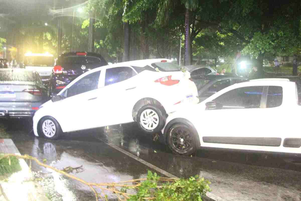 Carros foram arrastados pelo temporal no São Bento, em BH -  (crédito: Marcos Vieira/EM/D.A press)