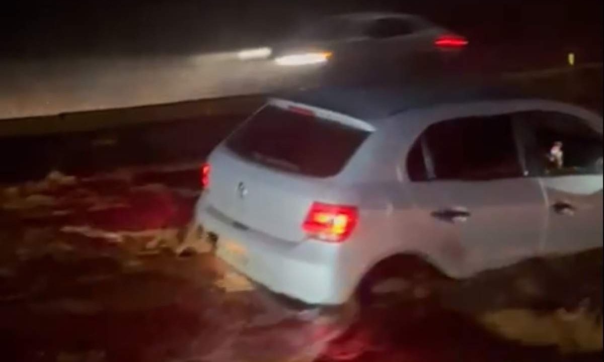Alagamento causou apreensão em motoristas na BR-040, em Nova Lima, na noite desta terça (23/1) -  (crédito: Redes sociais)