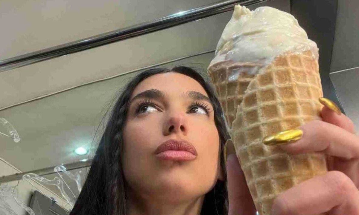 Cantora Dua Lipa causu estranheza ao contar como gosta de tomar seu sorvete -  (crédito: Redes sociais / Dua Lipa)
