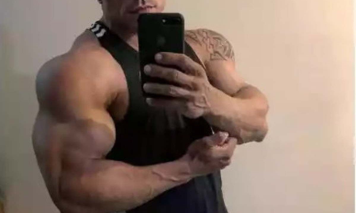 Weldrin Lopes de Alcantara, de 44 anos, é suspeito de atirar quatro vezes contra a namorada -  (crédito: Facebook/Reprodução)