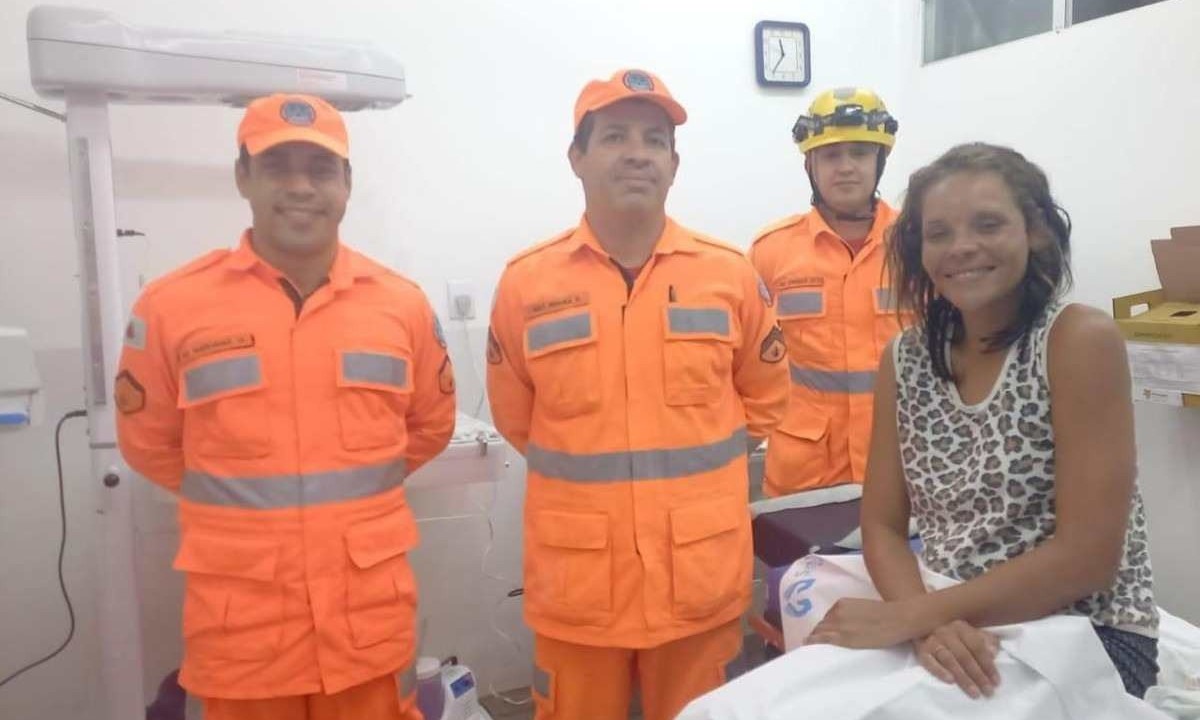 Mãe junto com os militares dos bombeiros - (crédito: CBMMG/Reprodução)