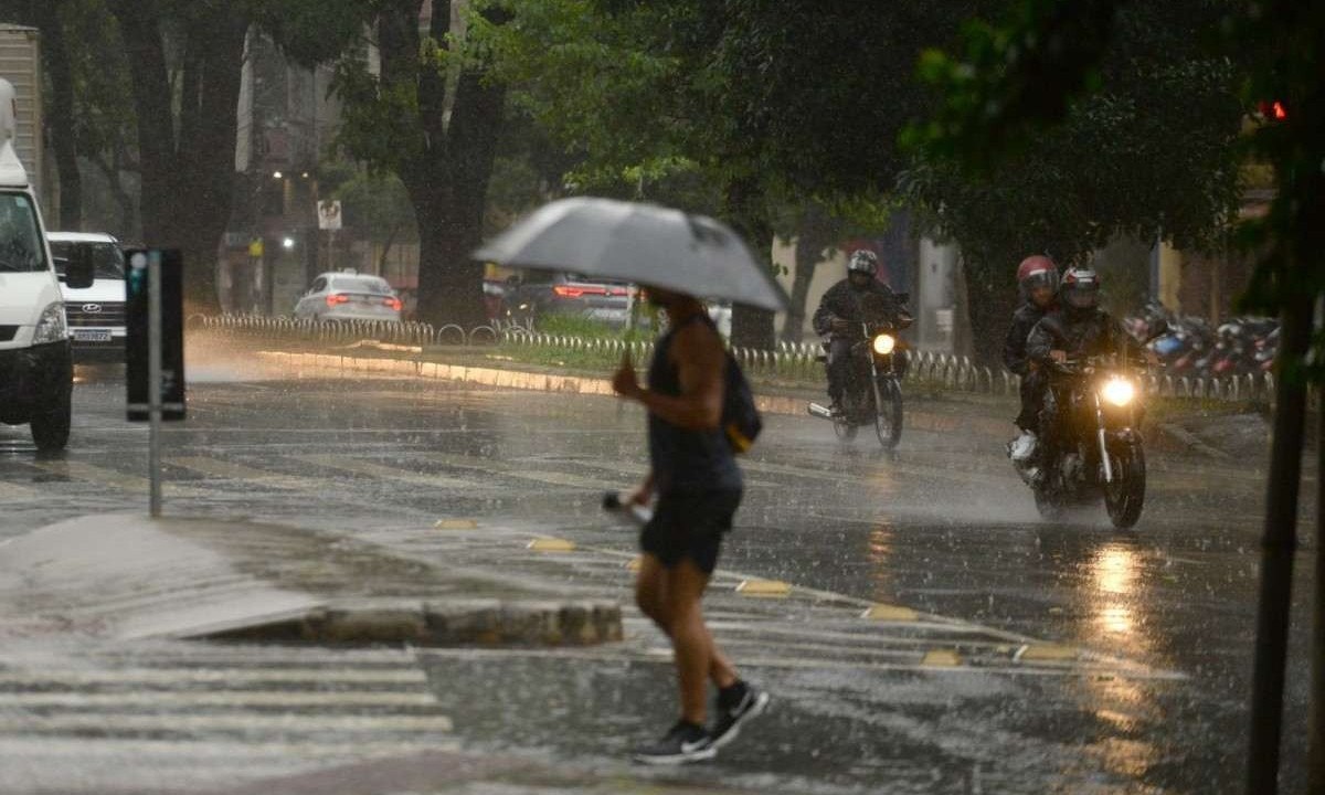 Inmet prevê pancadas de chuva e trovoadas para a tarde deste domingo  -  (crédito: Tulio Santos/EM/D.A.Press)