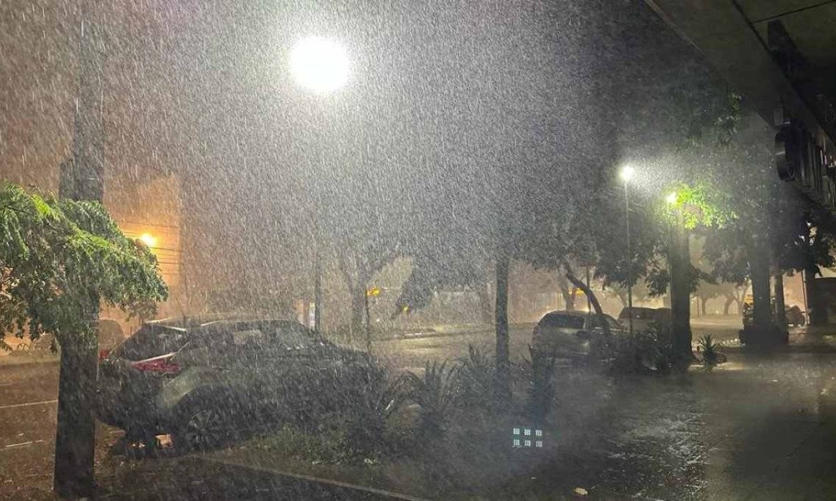 Forte chuva causou alagamentos, derrubou árvores, arrastou carros e deixou um rastro de caos por Belo Horizonte nesta terça-feira (23/1)

 -  (crédito: Ramon Lisboa/EM/D.A. Press)