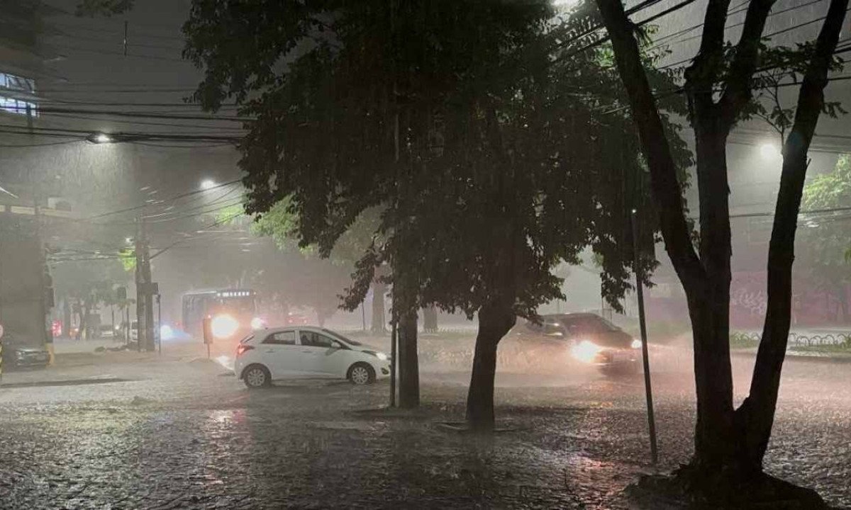 Chuva forte desta terça-feira causou alagamento em vias da Região Centro-Sul -  (crédito: Ramon Lisboa/EM/D.A. Press)