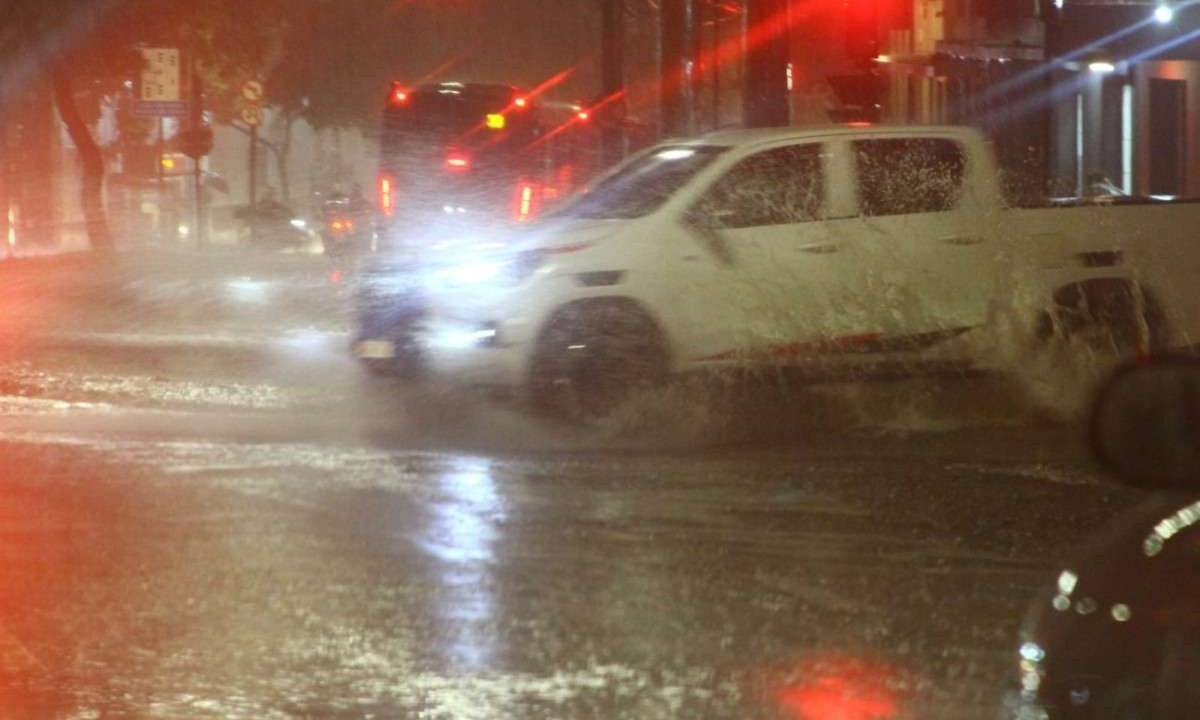 Forte chuva causou alagamentos, derrubou árvores, arrastou carros e deixou um rastro de caos por Belo Horizonte nesta terça-feira (23/1) -  (crédito: Marcos Vieira/EM/D.A Press)