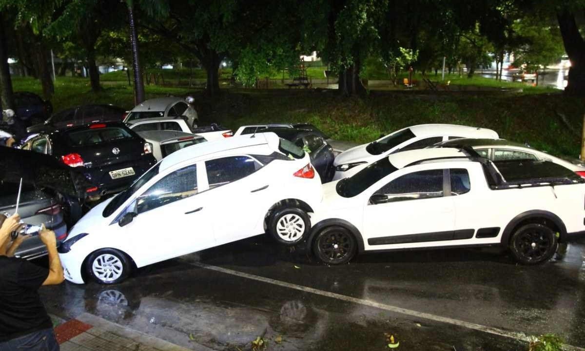 Forte chuva que atingiu Belo Horizonte na noite desta terça-feira (23/1) arrastou diversos carros na rua Michel Jeha, no bairro São Bento. Os veículos ficaram amontoados -  (crédito: Marcos Vieira/EM/D.A Press)