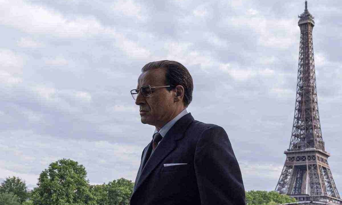 Alberto San Juan como Cristóbal Balenciaga, o estilista espanhol que conquistou Paris
 -  (crédito: Star+/Divulgação)