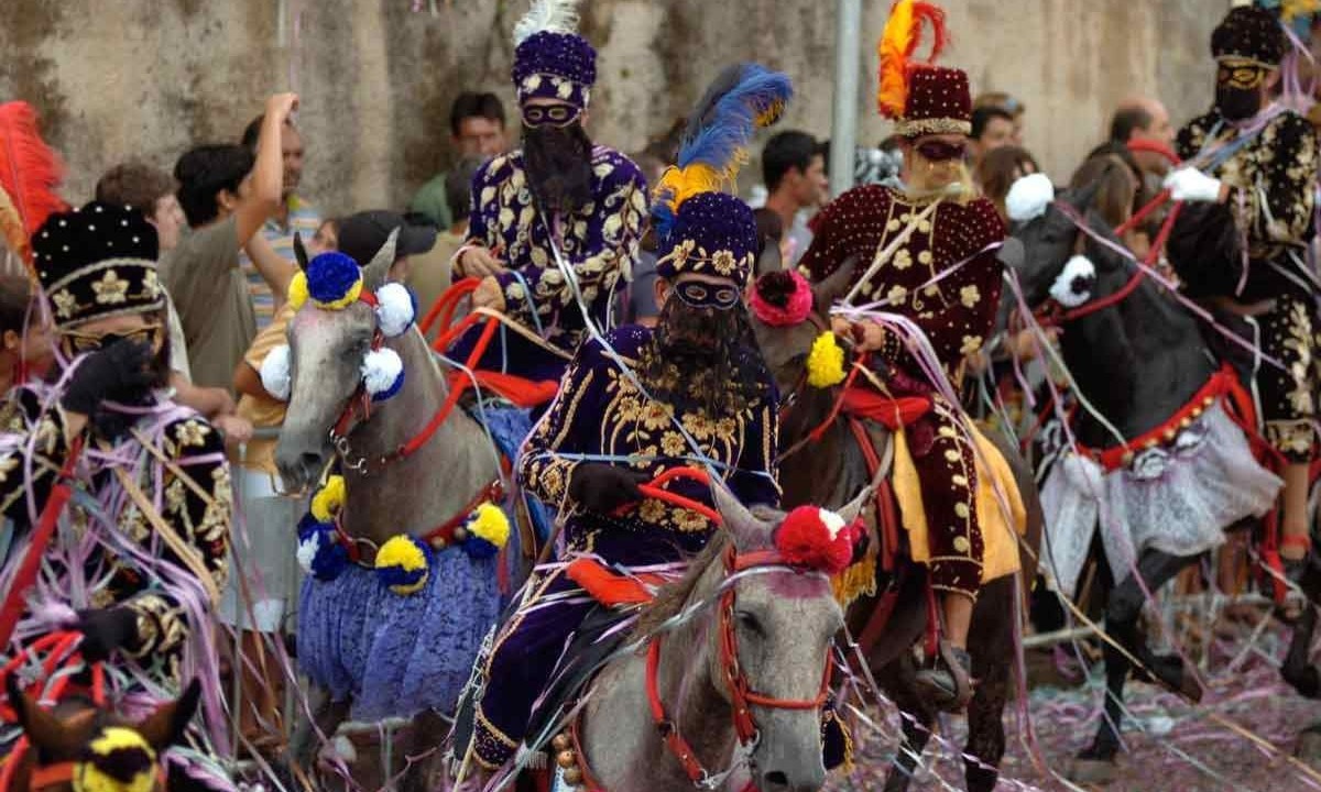 Carnaval a Cavalo em Bonfim é tradição na cidade mineira desde 1840. a CaVALHADA FOI INTRODUZIDA POR UM PADRE PORTUGUÊS QUE TROUXE A FESTA RELIGIOSA PARA O bRASIL -  (crédito: Leandro Couri/EM/D.A Press)