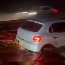 BR-040 alaga em Nova Lima e fica tomada por lama, causando interdição - Redes sociais