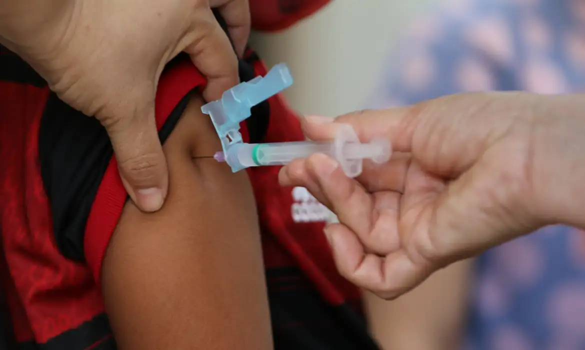 Fiocruz: vacinas protegem crianças de covid longa, infecção e morte - EBC - Saúde