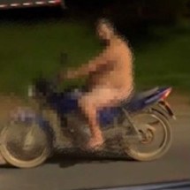 Vídeo: homem é flagrado pilotando moto pelado no interior de Minas - Redes Sociais/Reprodução