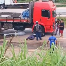 Vídeo: acidente entre moto e caminhão deixa uma pessoa morta na BR-040  - Reprodução/Redes Sociais