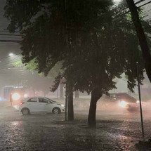 Vídeo: chove forte em BH na noite desta terça-feira (23/1) - Ramon Lisboa/EM/D.A. Press