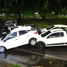 BH: temporal deixa carros empilhados na Barragem Santa Lúcia - Marcos Vieira/EM/D.A Press