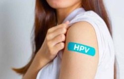 moça com adesivo de HPV no lugar na vacina, no braço