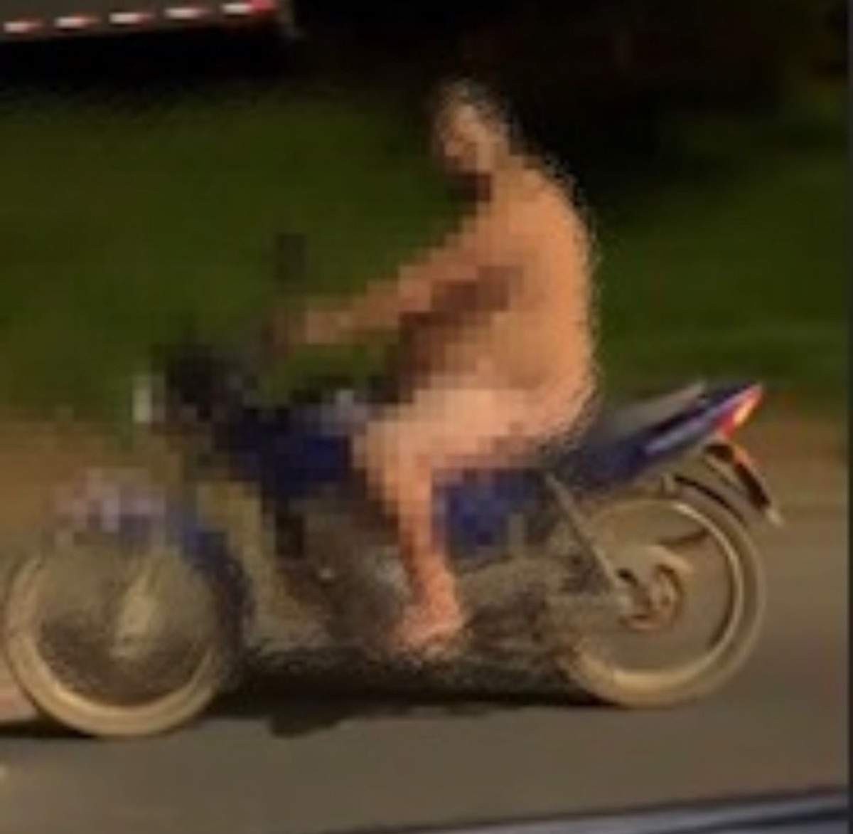 Vídeo: homem é flagrado pilotando moto pelado no interior de Minas