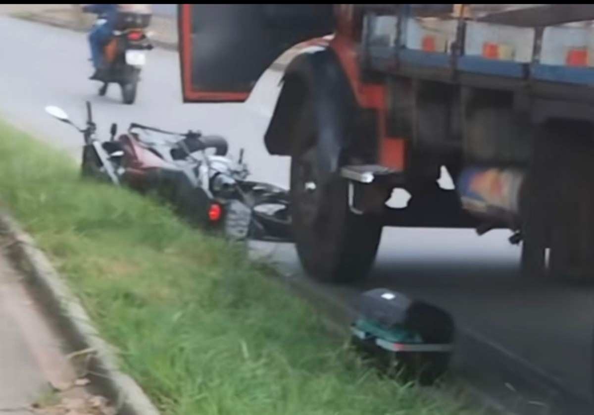 Motociclista morre em acidente com caminhão em avenida do Barreiro, em BH