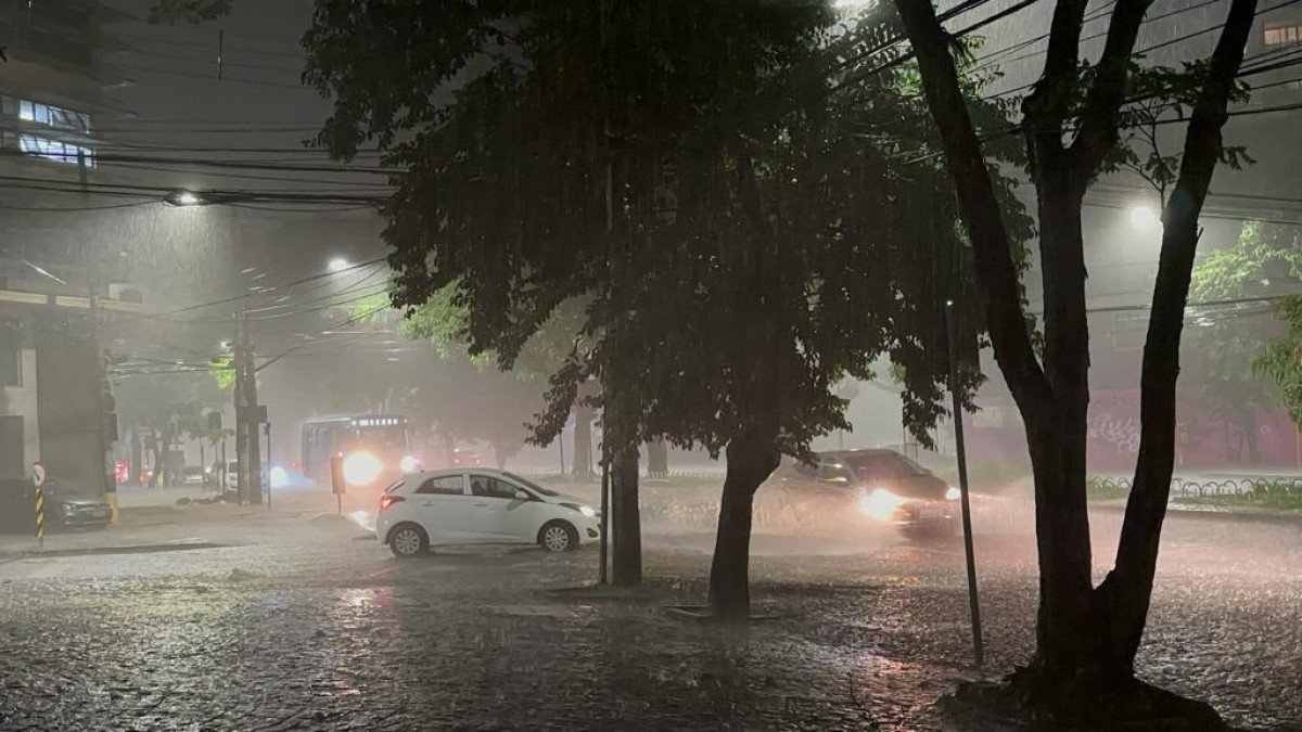 Vídeo: chove forte em BH na noite desta terça-feira (23/1)