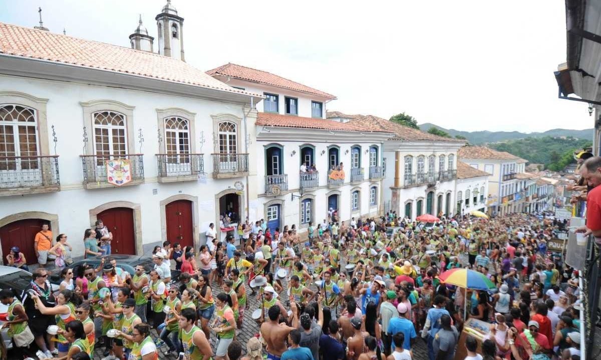  Rua Direita, em Ouro Preto, fica lotada com a passagem dos blocos de carnaval
       -  (crédito:  Leandro Couri/EM/D.A Press)