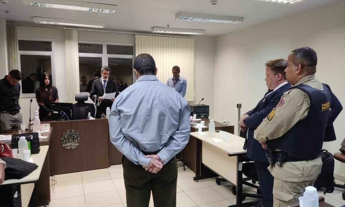 Momento em que o juiz Thiago Grazziane Gandra lê a sentença para Weldrin Lopes -  (crédito: TJMG/Divulgação)