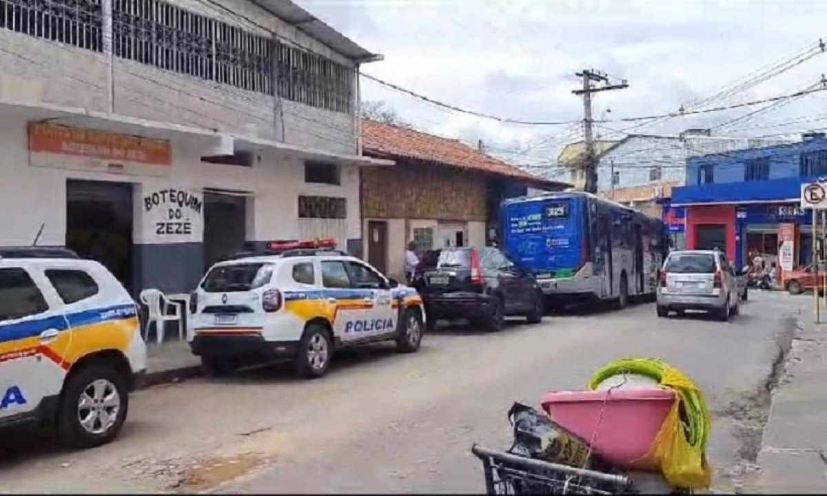 Ao ver homem pulando a roleta, motorsta estacionou ônibus e acabou esfaqueado -  (crédito: PMMG)