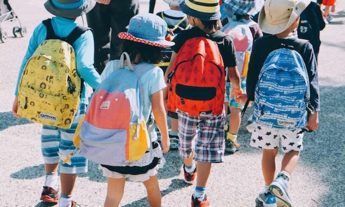 As mochilas devem pesar até 3 kg para uma criança de 30 kg, o ideal é nunca ultrapassar mais de 10% do peso corporal -  (crédito: note thanun/Unsplash)