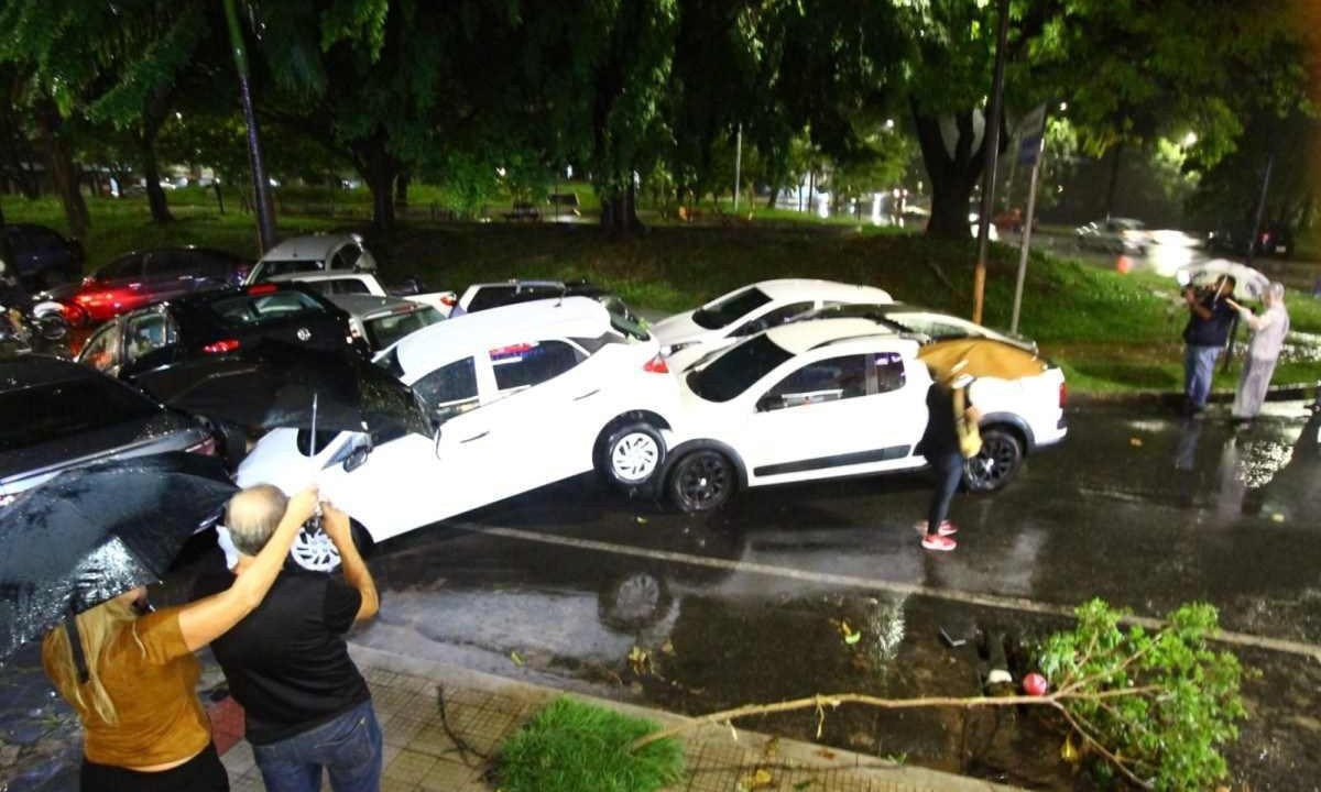 Carros ficaram um em cima do outro pela forte enxurrada  -  (crédito: Marcos Vieira/EM/D.A.Press)