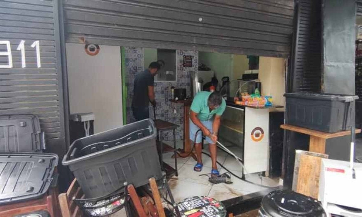 Comerciante perdeu tudo em enchente em Venda Nova  -  (crédito: Jair Amaral/EM/D.A.Press)