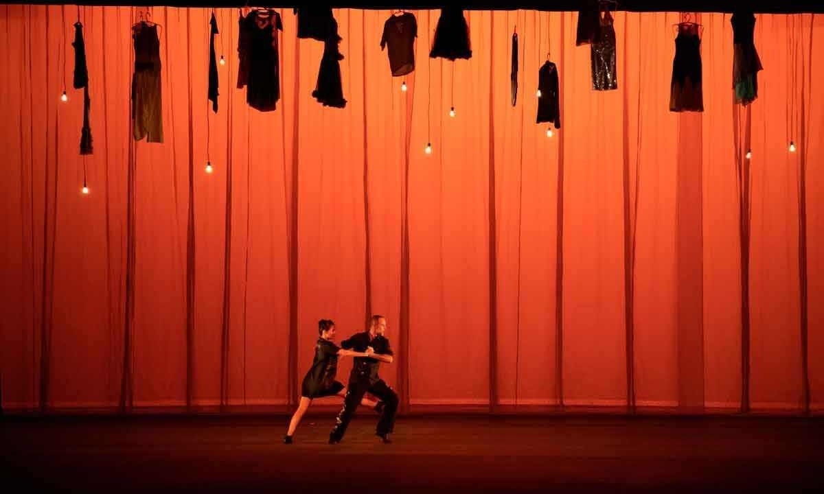Espetáculo da Mimulus une trechos de coreografias que marcaram a trajetória da companhia -  (crédito: Daniel Vidal/divulgação)