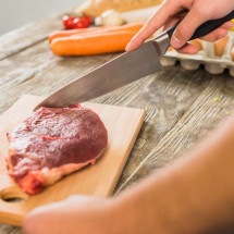 Lavar carnes na pia pode causar intoxicação alimentar; entenda - Freepik