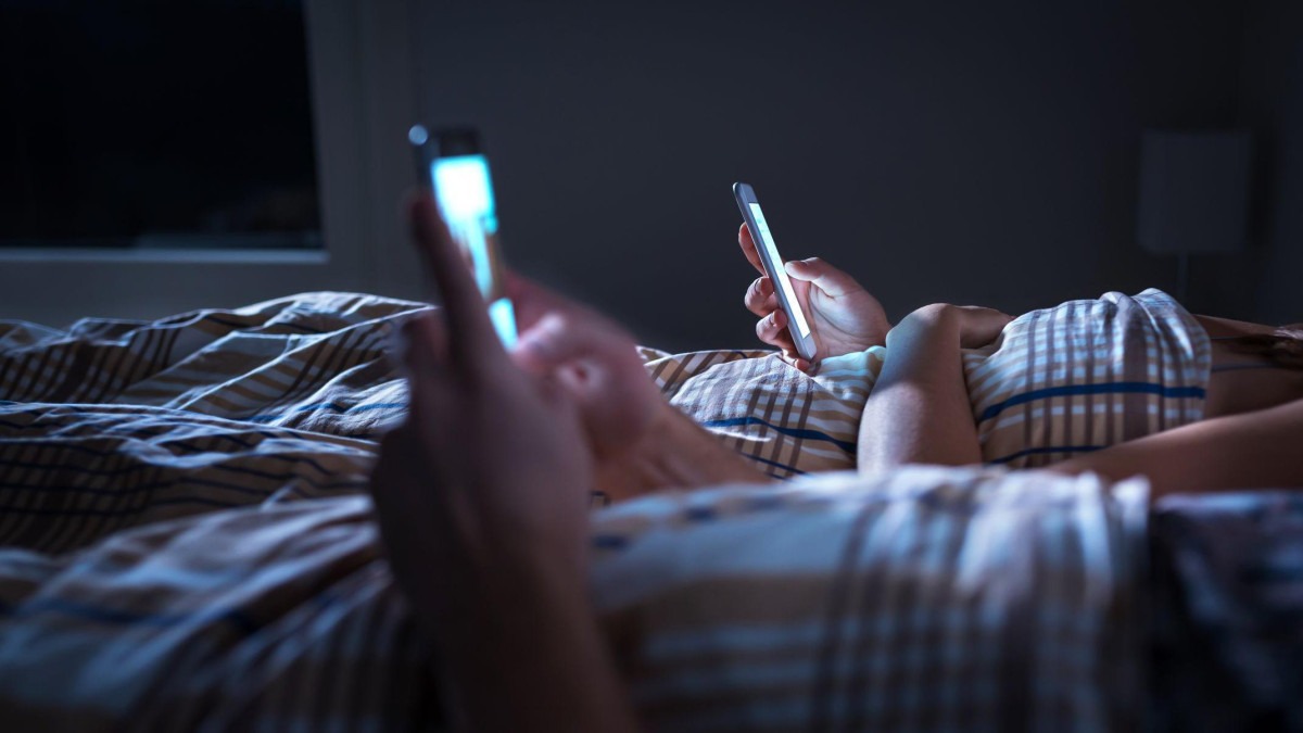 Manter o celular fora do quarto ajuda a ter uma boa noite de sono -  (crédito: Getty Images)