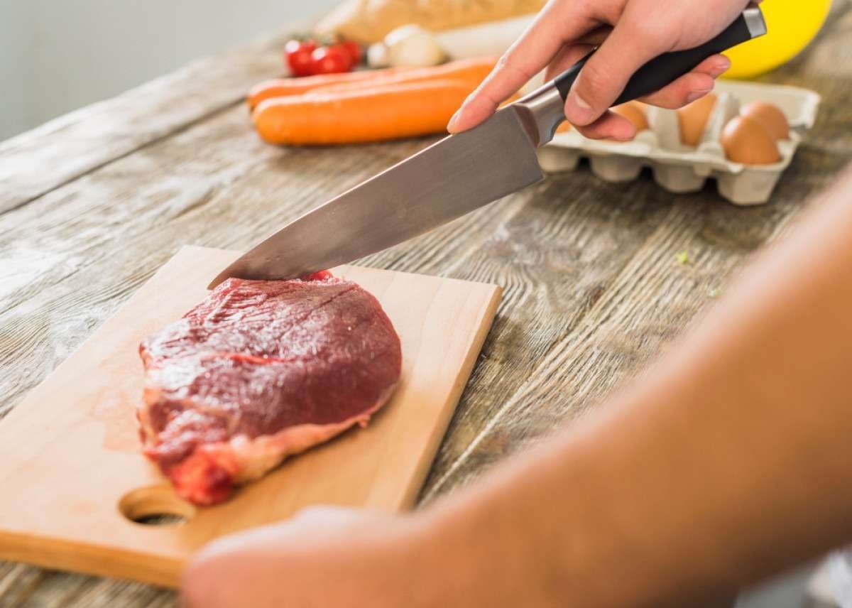 Lavar carnes na pia pode causar intoxicação alimentar; entenda