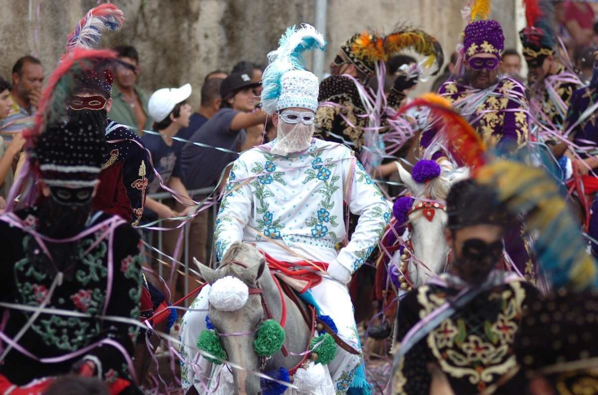  O espetáculo da cavalgada em Bonfim atrai turistas de todas as partes de Minas para ver a manifestação única que mistura cultura e religião 