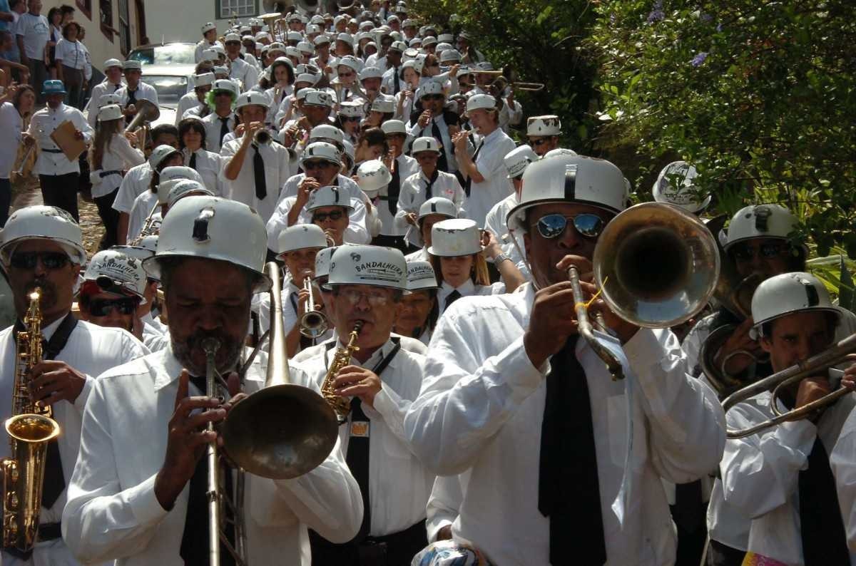 Foliões se divertem no carnaval de rua da cidade histórica de Ouro Preto        