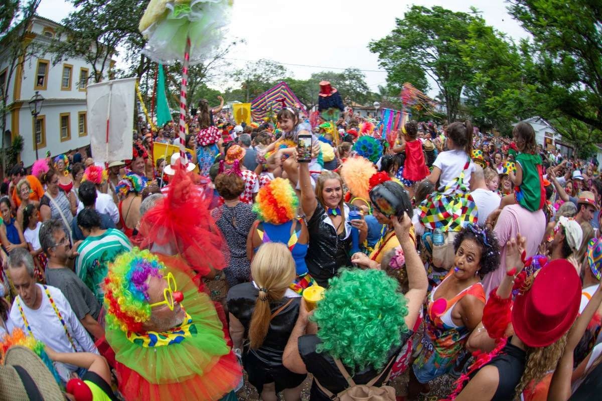  Bloco da Palhaçada arrasta multidão de foliões de todas as idades pelas ruas de pedra de Tiradentes  