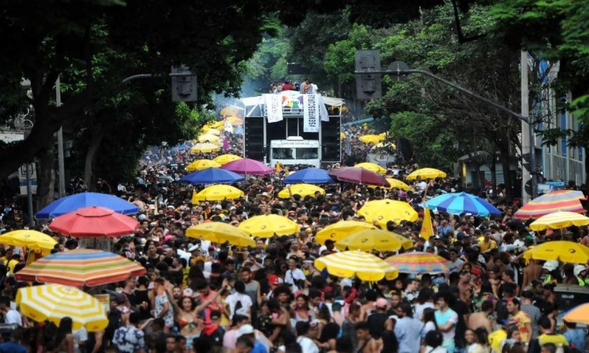 Quem vai pular o carnaval na rua, principalmente em locais com aglomeração e quando as temperaturas estão mais quentes, precisa cuidar da hidratação e  da qualidade da alimentação
     -  (crédito: Tulio Santos/EM/D.A Press)