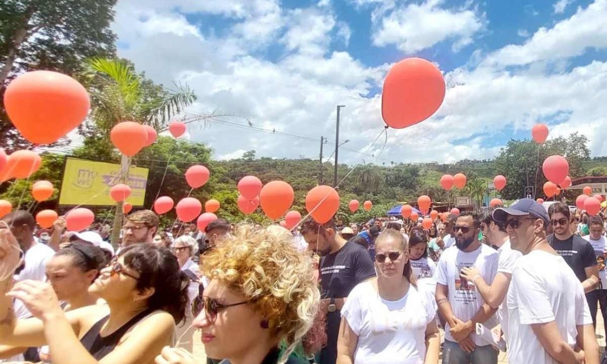 Às 12h28, horário em que a barragem rompeu, balões vermelhos foram soltos, representando os mortos.  -  (crédito: Tina Matos / Seplag MG)
