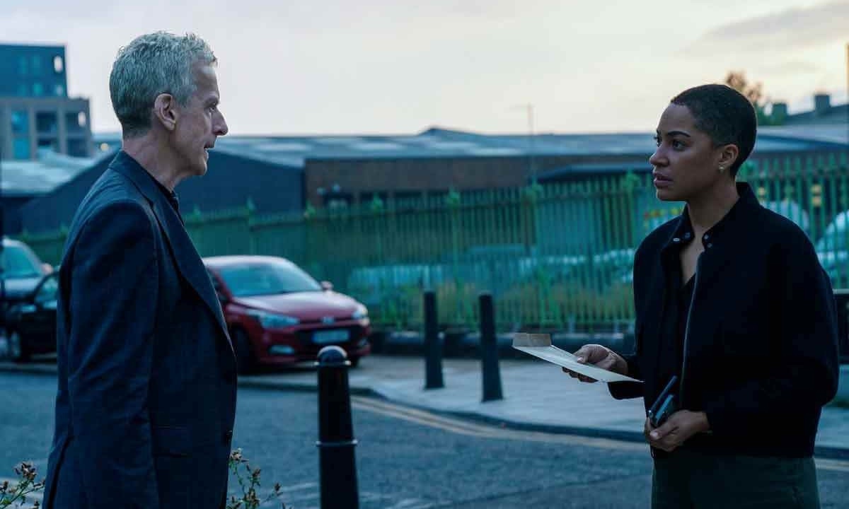 Embate entre os investigadores Daniel Hegarty (Peter Capaldi) e June Lenker (Cush Jumbo) é central na trama da produção britânica -  (crédito: APPLE/DIVULGAÇÃO)