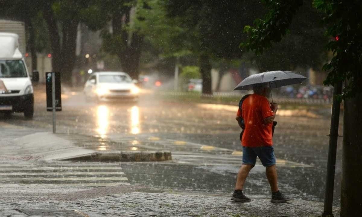 As precipitações devem ficar entre 30 milímetros (mm) e 60 mm/hora ou entre 50 e 100 mm/dia, com ventos intensos de 60 quilômetros por hora (km/h) a 100 km/h -  (crédito: Tulio Santos/EM/D.A.Press)