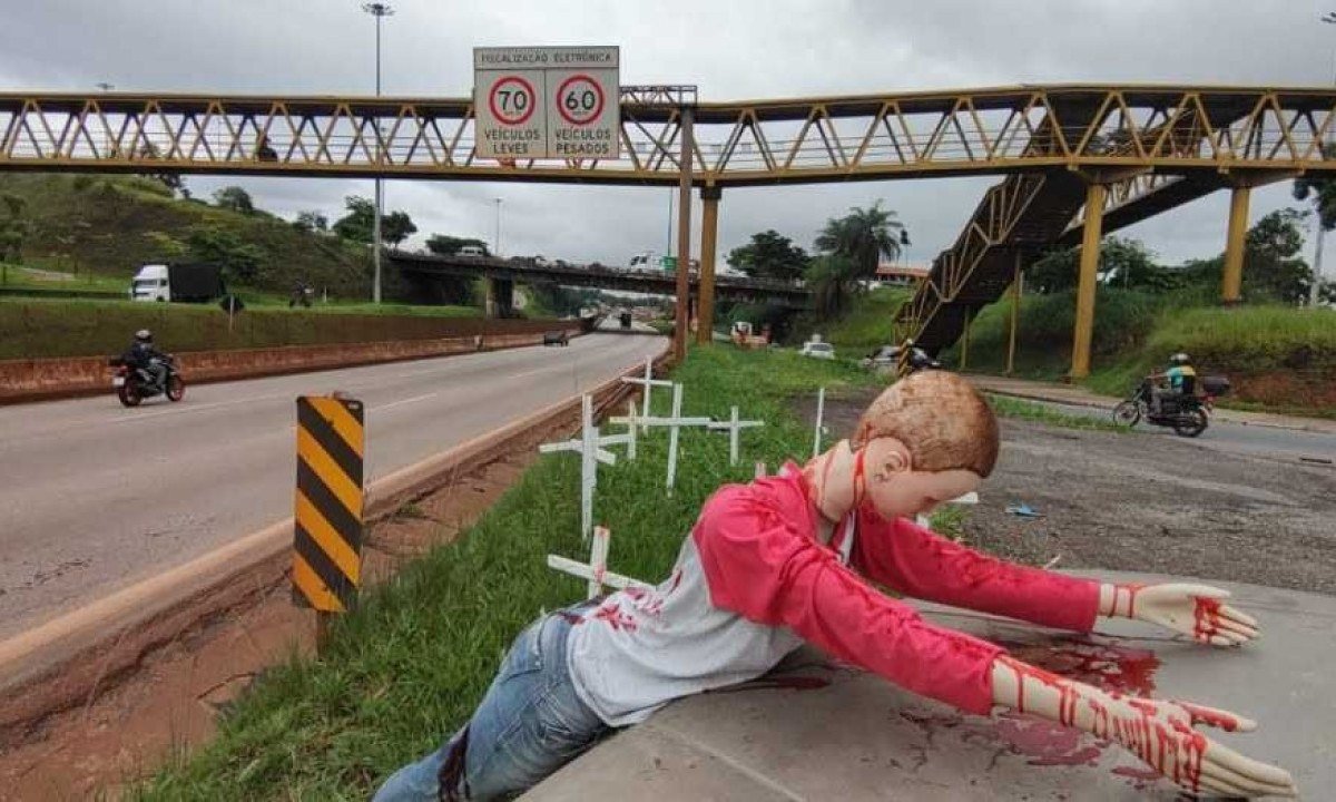 PM e PRF promovem ação no Anel Rodoviário para conscientizar a população sobre a importância de só atravessar as vias de trânsito usando as passarelas e faixas de pedestre -  (crédito: Jair Amaral/EM/D.A Press)