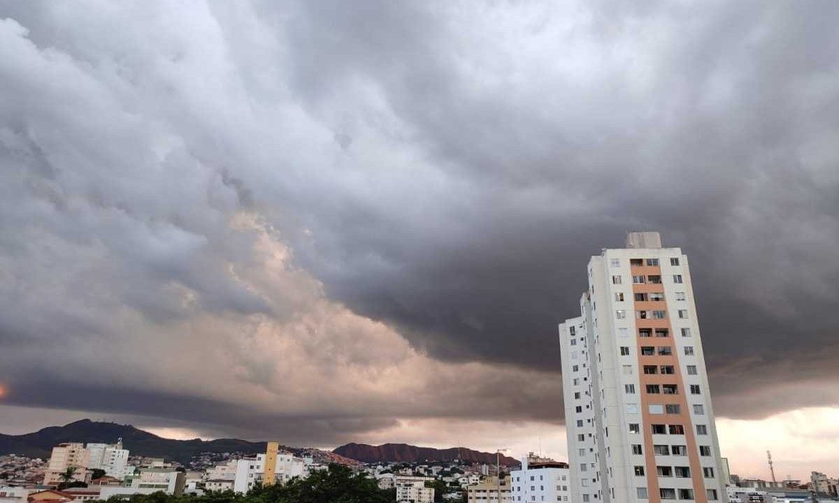 Nuvens escuras se formam no bairro Santa Efigênia -  (crédito: Alexandre Guzanshe)