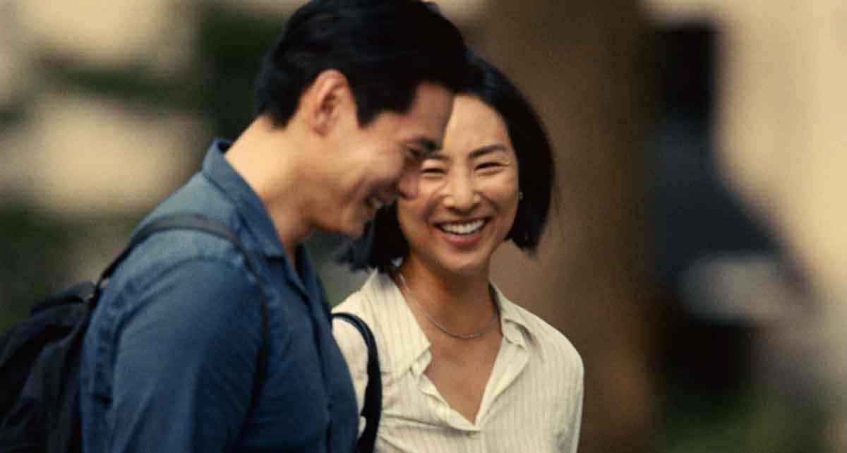 Os sul-coreanos Hae Sung (Teo Yoo) e Nora (Greta Lee), que se apaixonam na adolescência, depois tomam caminhos distintos; trama é baseada na história da diretora -  (crédito: CALIFÓRNIA FILMES/DIVULGAÇÃO)