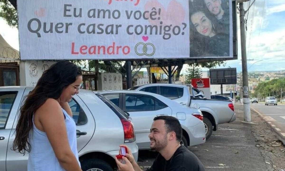 Leandro Morais, de 23 anos, pediu a namorada Thifany Lemos, de 20, em casamento por meio de um outdoor -  (crédito: Arquivo pessoal)