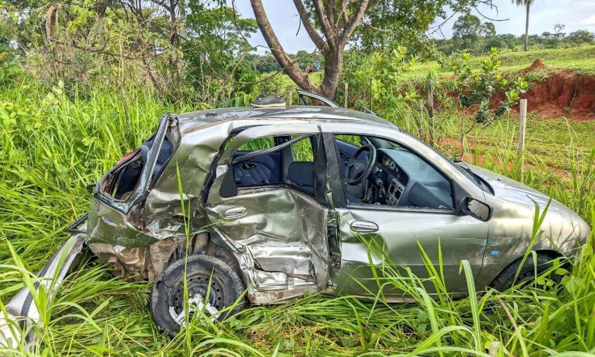 Um dos carros envolvido na batida ficou destruído -  (crédito: CBMMG/Divulgação )