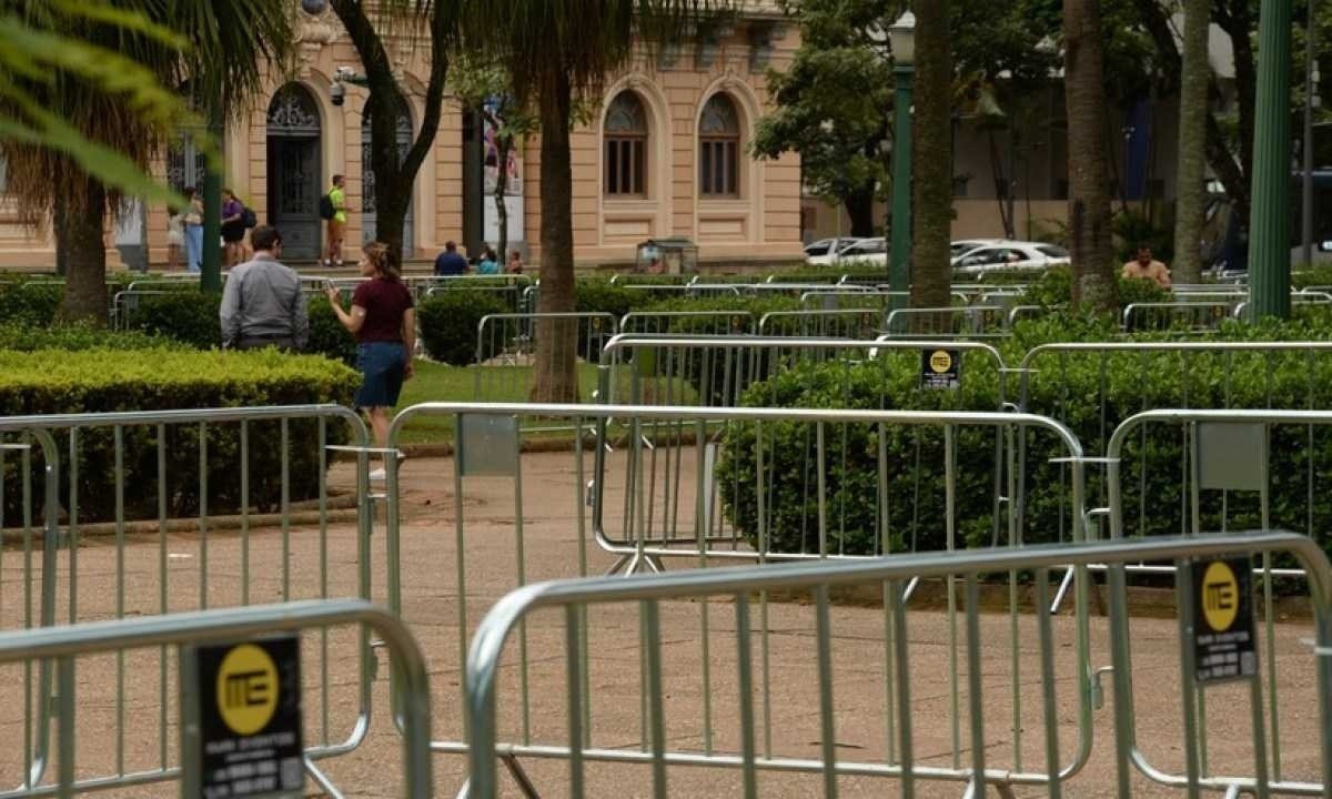 Preparação para o Carnaval. Gradis instalados na Praça da Liberdade. -  (crédito: Túlio Santos/EM/D.A.Press.)