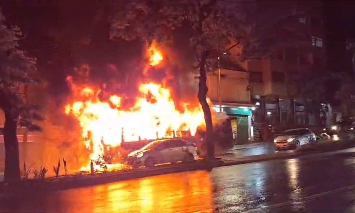 &Ocirc;nibus sofre pane e pega fogo no Centro de Belo Horizonte. Motorista e tr&ecirc;s passageiros conseguiram desembarcar sem ferimentos -  (crédito: T&uacute;lio Santos/EM/D.A Press)