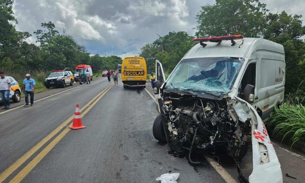 Ambulância bateu de frente com Ford Ecosport -  (crédito: Corpo de Bombeiros/Divulgação)
