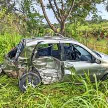 Batida entre dois carros deixa dois feridos na Grande BH  - CBMMG/Divulgação 