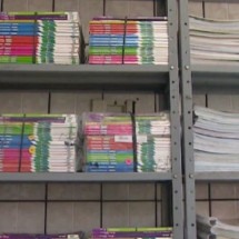 Material escolar usado gera “nova profissão”:  apagadora de livros - Reprodução Tv Globo