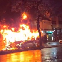 Ônibus pega fogo e fecha avenida no Centro de BH - T&uacute;lio Santos/EM/D.A Press